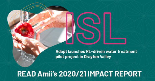 Image de mains lavant une pomme. Texte : ISL Adapt lance un projet pilote de traitement de l'eau à l'aide de RL à Drayton Valley. Lisez le rapport d'impact 2020/21 d'Amii.