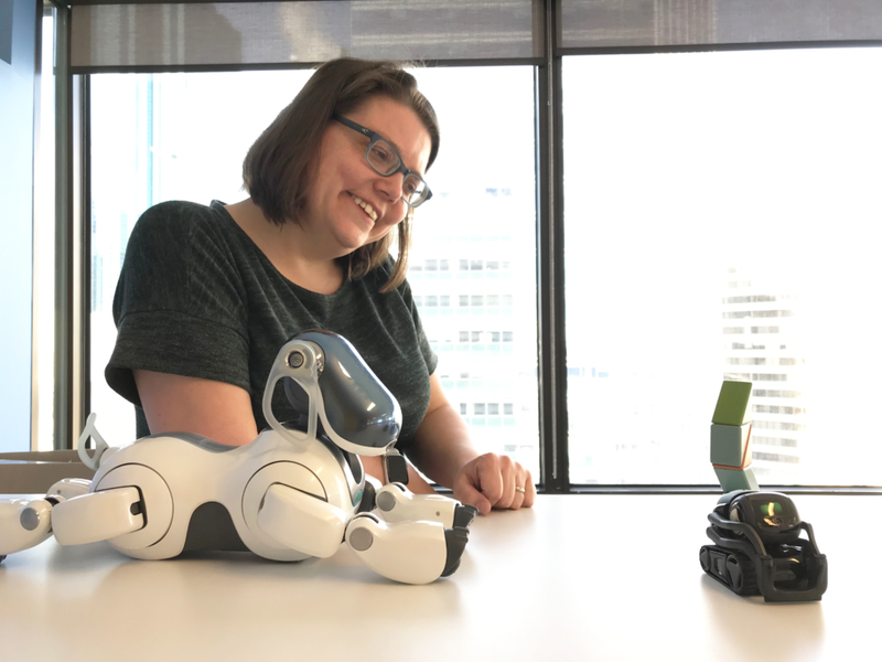 Anna Koop joue avec des robots au bureau d'Amii