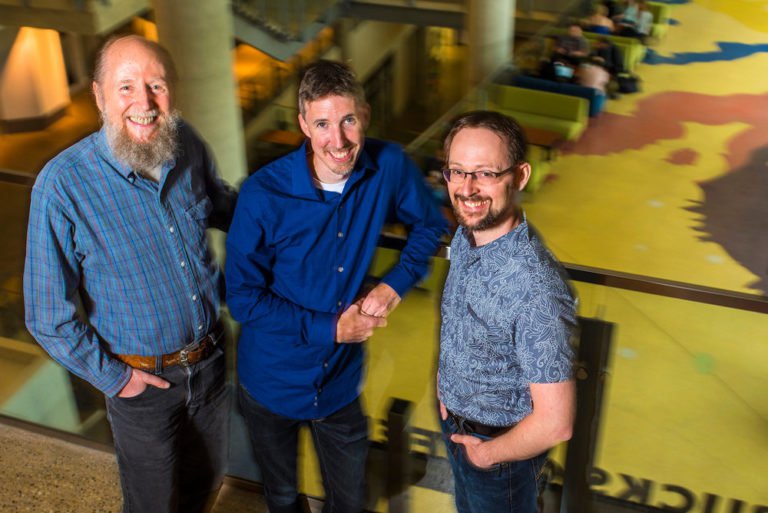 Richard Sutton, Michael Bowling et Patrick Pilarski, professeurs d'informatique et chercheurs en intelligence artificielle de l'université de l'Alberta, collaborent avec DeepMind pour ouvrir à Edmonton, au Canada, le premier laboratoire de recherche de la centrale d'IA en dehors du Royaume-Uni.