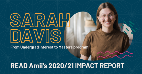 Image de Sarah Davis. Texte : Sarah Davis - De l'intérêt pour le premier cycle universitaire au programme de maîtrise. Lisez le rapport d'impact 2020/21 d'Amii.